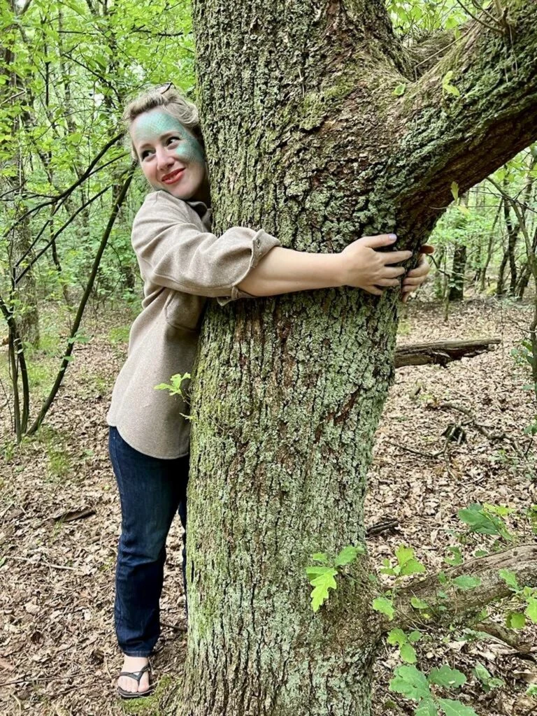Waarom de afgelopen 10 dagen geweldig waren, Anne knuffelt boom, juni 2022