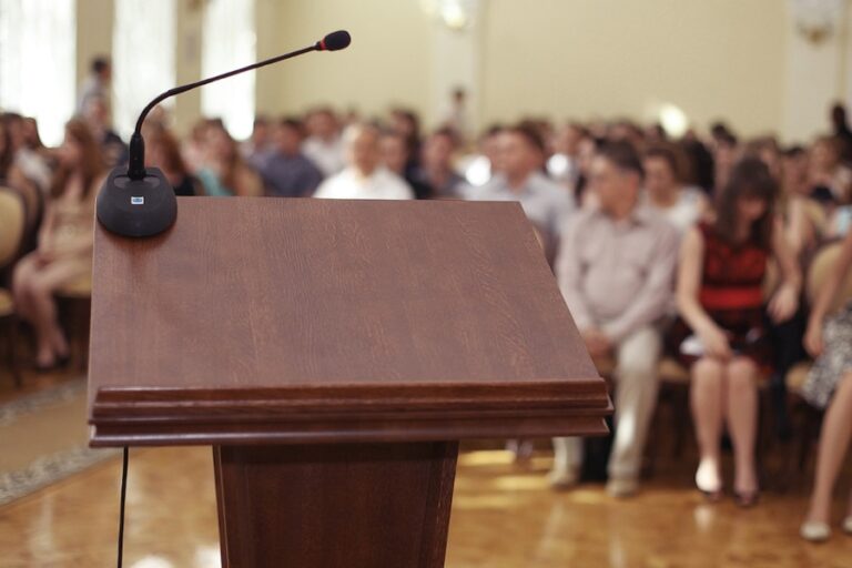 Presenteren en spreken als introvert (5 tips die werken), microfoon, podium en publiek (Blog)