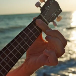 Kampvuurliedjes spelen op de Ukelele- 7 simpele voorbeelden (+ extra tips), Ukelele bij water (Blog)