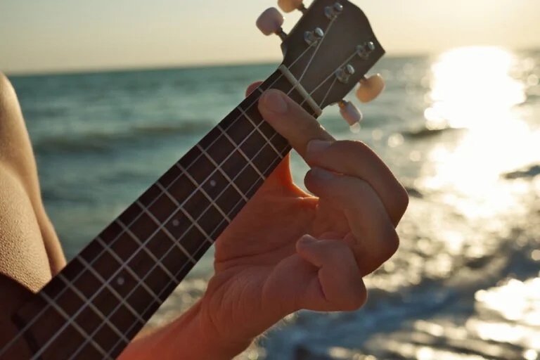 Kampvuurliedjes spelen op de Ukelele- 7 simpele voorbeelden (+ extra tips), Ukelele bij water (Blog)